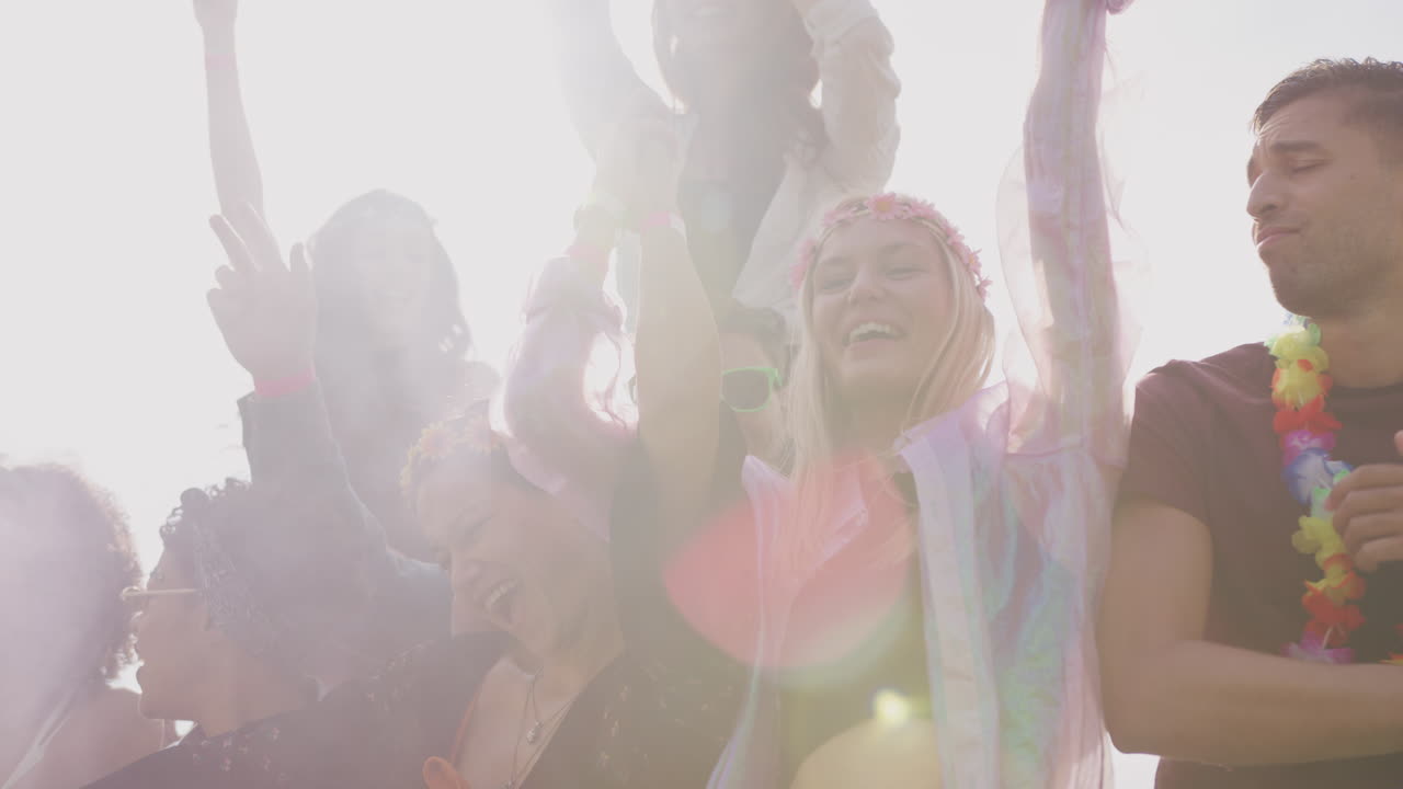 야외 음악 축제 에서 장벽 뒤 에 춤추는 젊은 친구 들 의 그룹