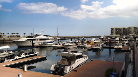 puerto deportivo en la capital muscat de omán