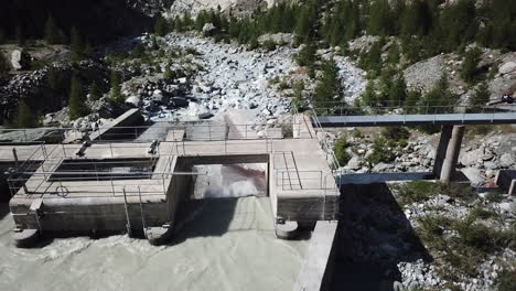 vista de un río de montaña canalizado en los alpes suizos justo antes de la instalación hidráulica