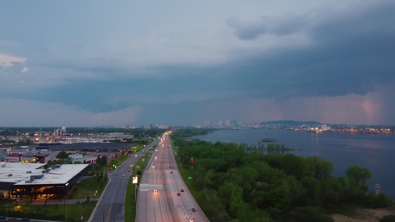 폭풍우와 함께 몬트리올으로 향하는 고속도로의 공중 촬영