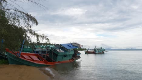 2-Alte-Fischerboote-Ankerten-An-Einem-Regnerischen-Tag-Am-Strand