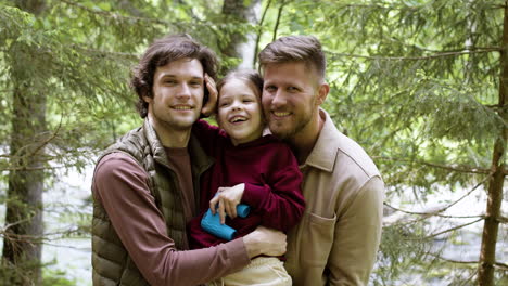 familia feliz posando en el bosque