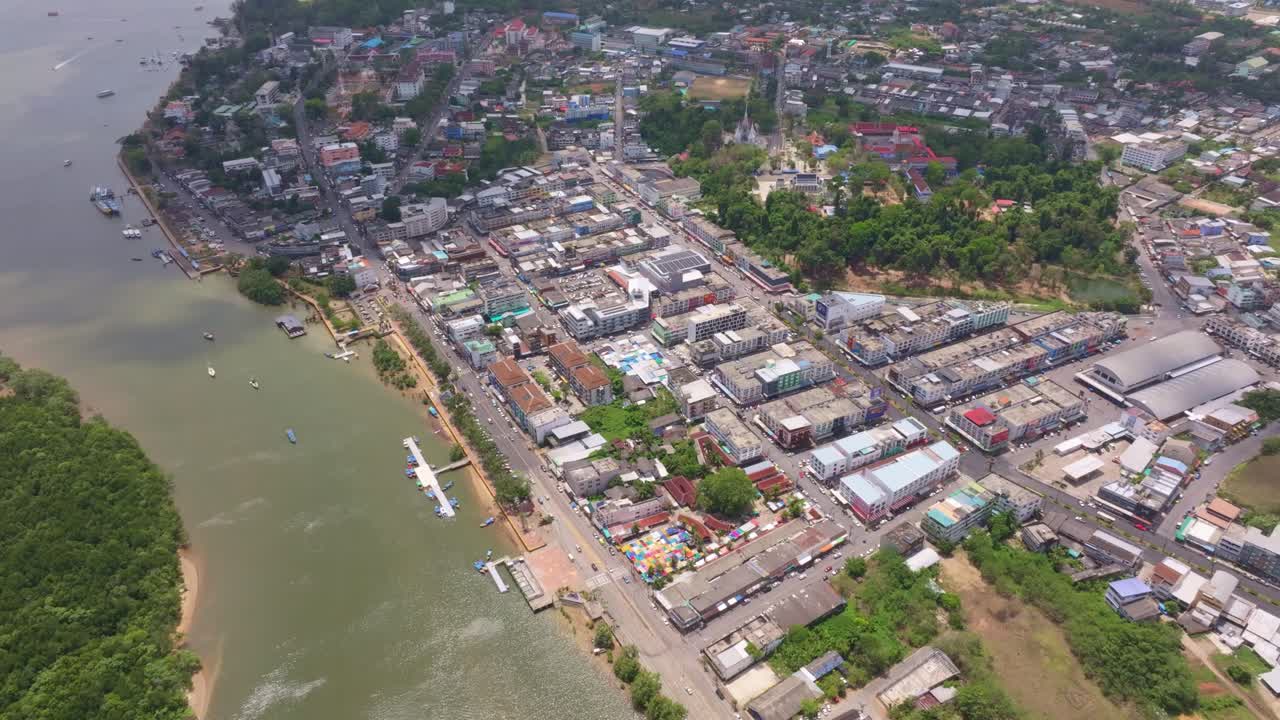 Veduta dall'alto del centro storico di Krabi e delle barche fluviali, Thailandia