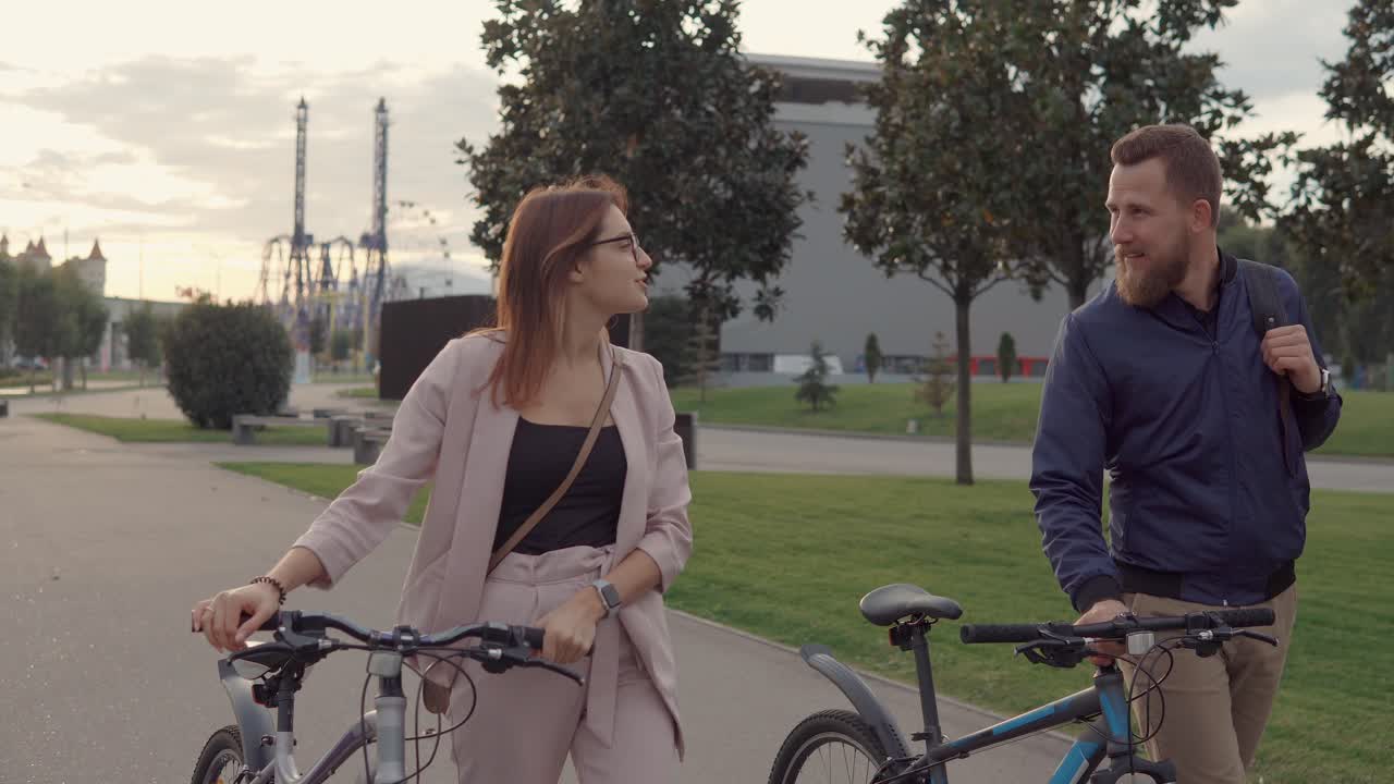 부부가 공원에서 함께 자전거 타기를 즐기고 있다