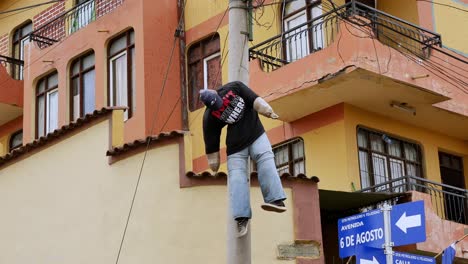 la efigie cuelga de un poste telefónico por los apartamentos de bolivia