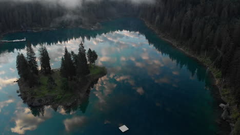 impresionante paisaje del lago caumasee con reflejos del cielo y la naturaleza temprano en la mañana en flims, grisons, suiza