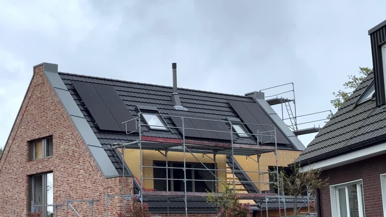 nueva casa durante la fase de construcción con paneles solares modernos en el sitio de construcción