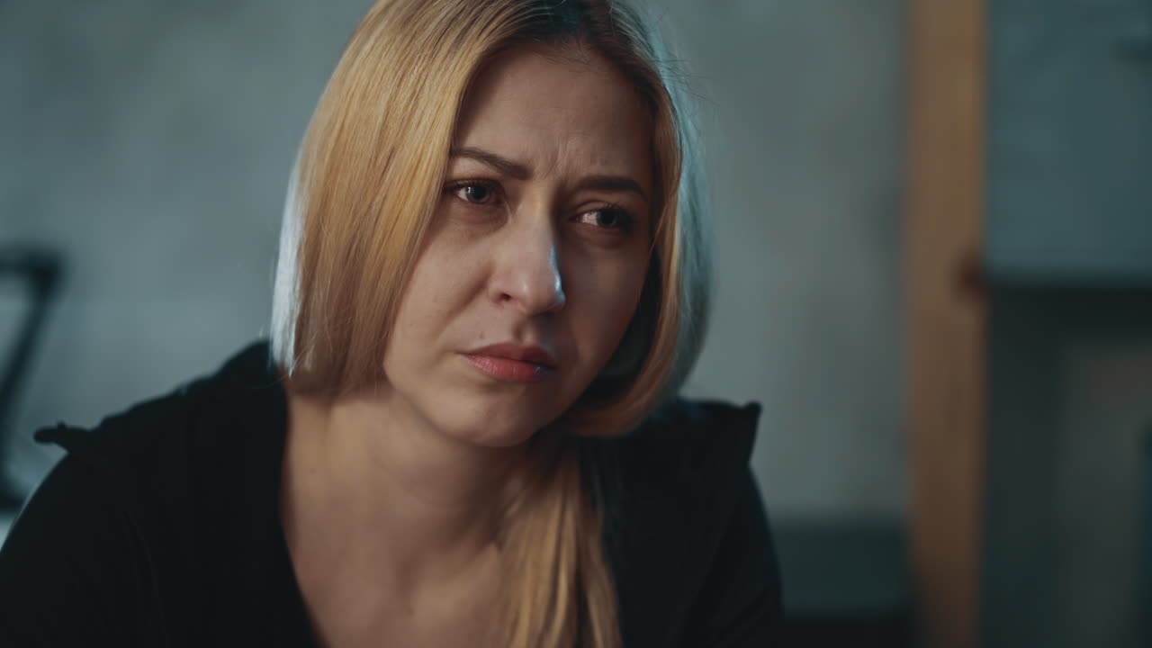 금발 여성은 우울증과 스트레스로 고통받고 있습니다.