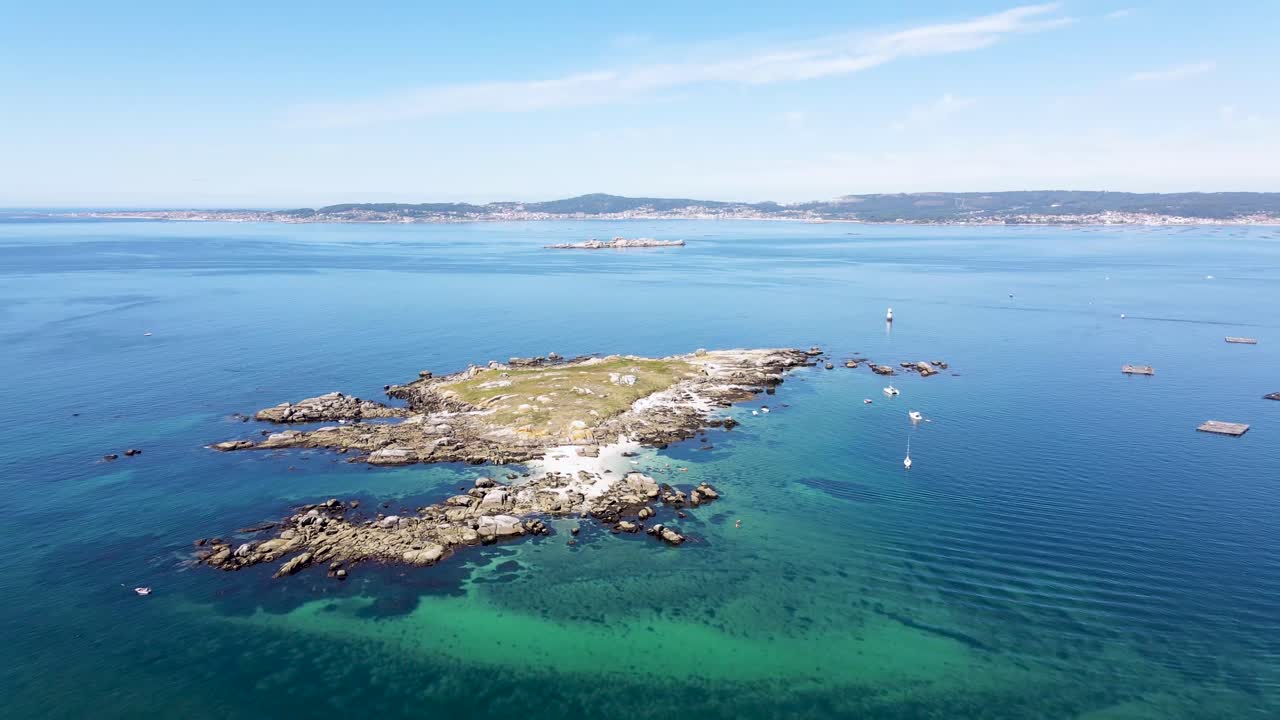 recorrido aéreo 4k de una isla rocosa en galicia, pontevedra, españa