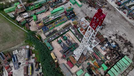 sitio de pozo de petróleo con maquinaria de perforación y transporte