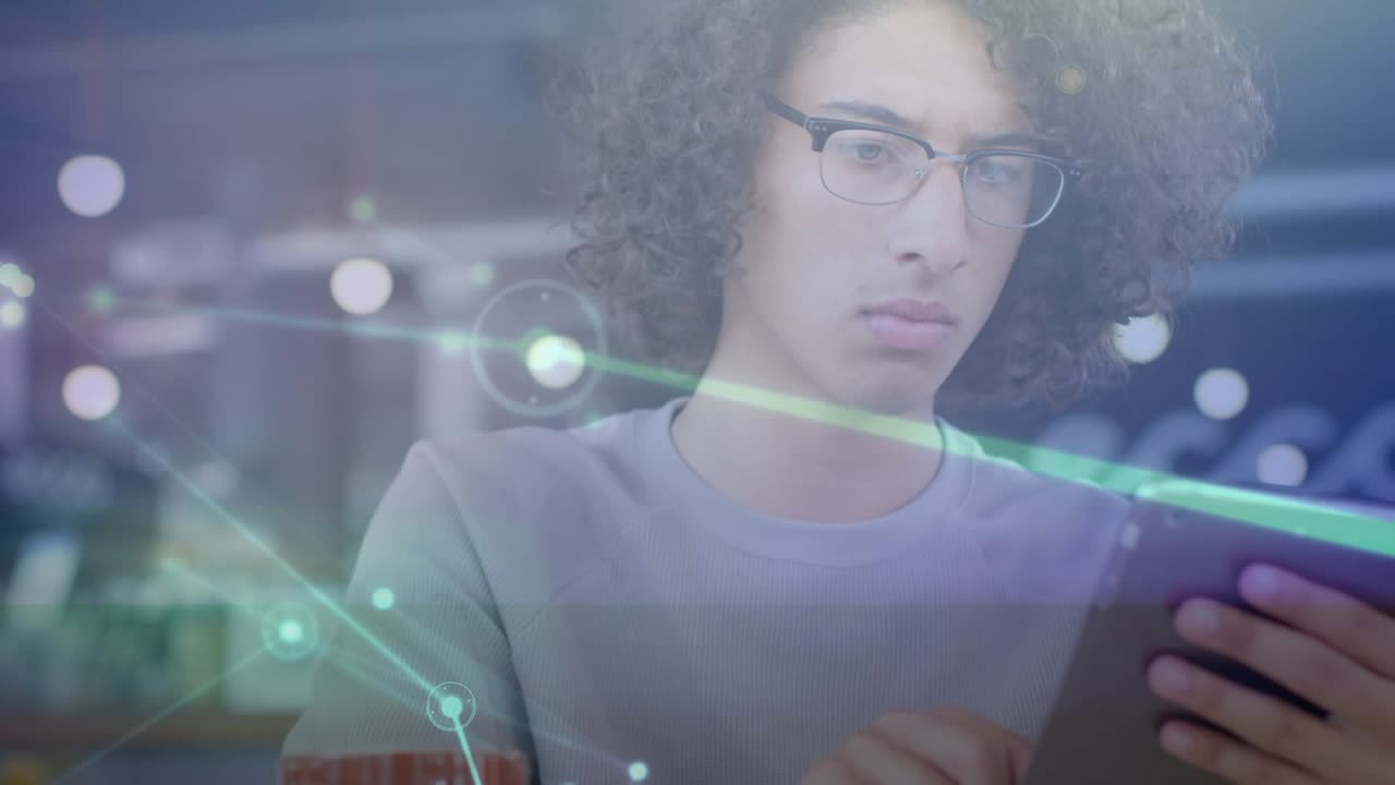 Uomo che tocca lo schermo di un tablet in un caffè, nodi di rete tecnologica che pulsano intorno al viso o al tablet mostrando dati