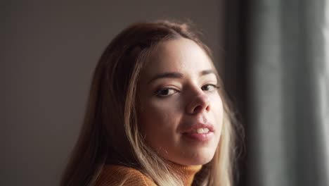 una mujer con una expresión pensativa.
