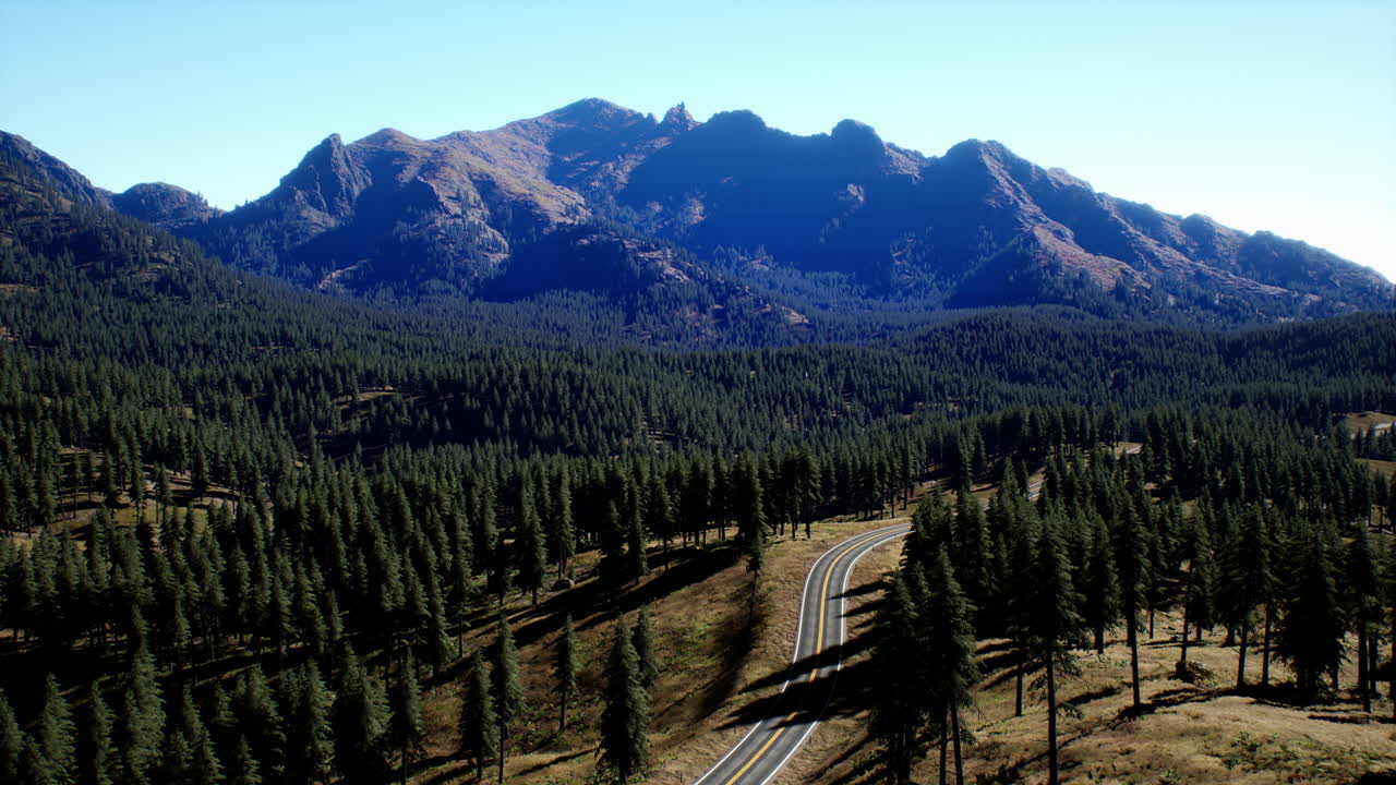 여름 에 캐스케이드 산 과 그 주변 의 캐나다 바위 산 들