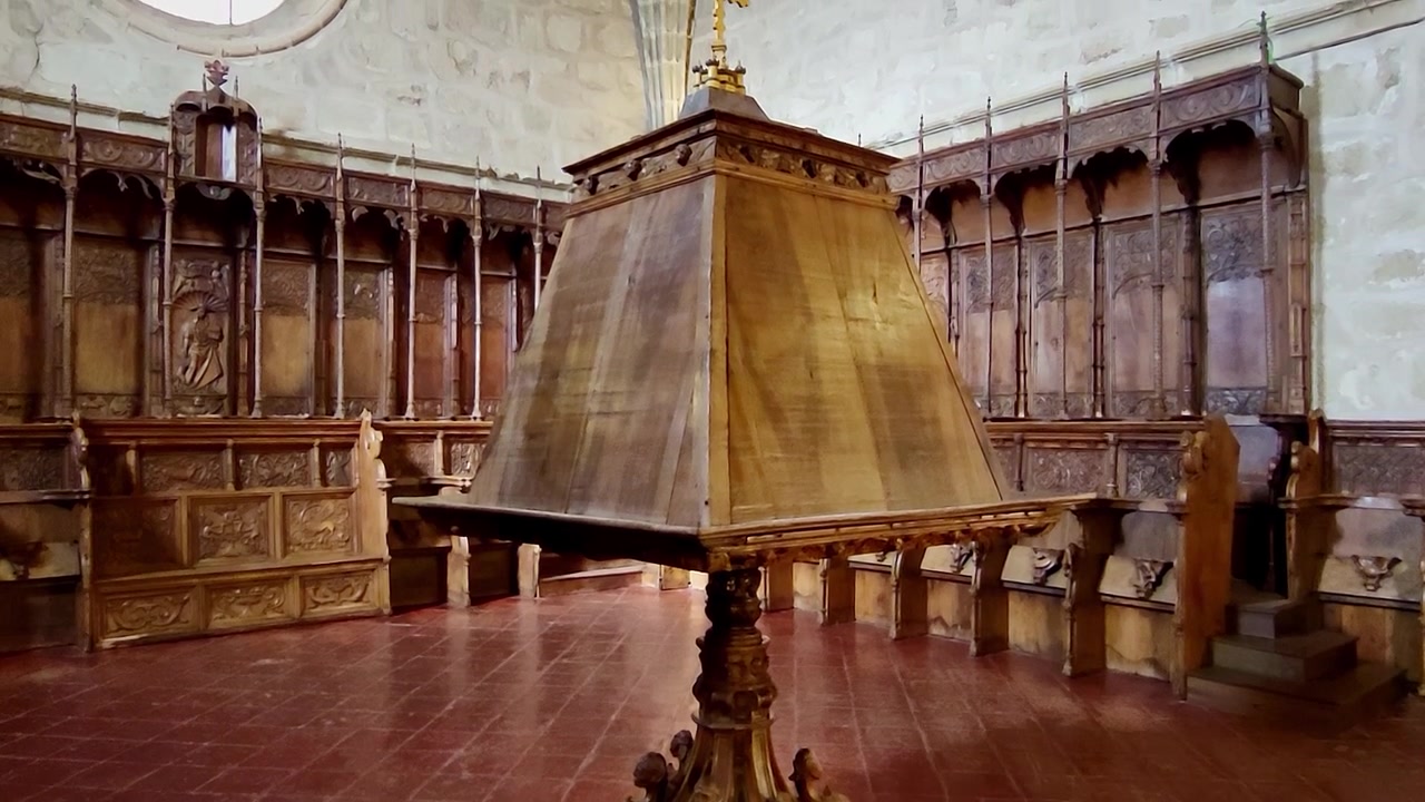 Stalli del coro e leggio del Monastero di Yuste. Stalli del coro intagliati nel legno del XVI secolo. Monastero di San Jerónimo de Yuste. Spagna