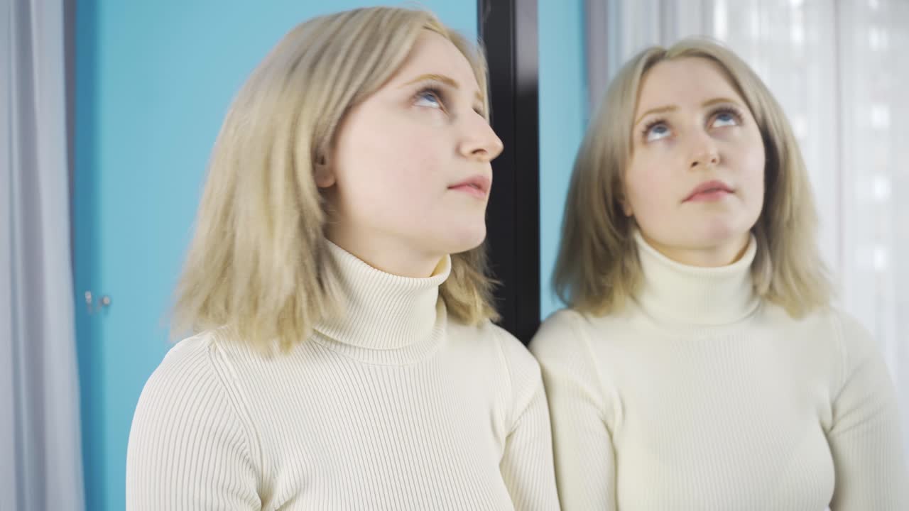 mujer joven triste y preocupada rostro atractivo, problema psicológico, ansiedad, depresión.