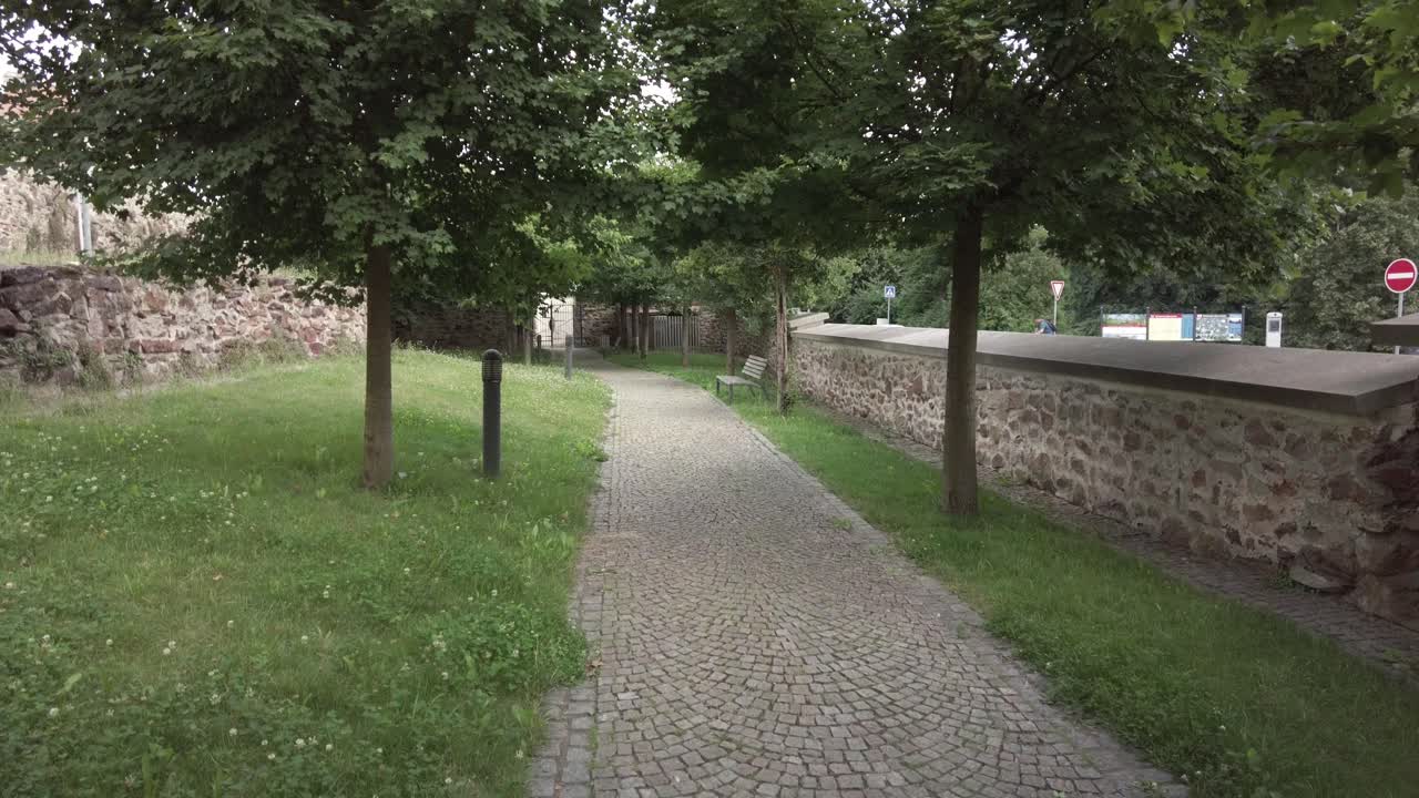 tiro de pov malhumorado, volando bajo sobre un camino de granito en un parque vacío en un hermoso día, distanciamiento social y concepto de aislamiento
