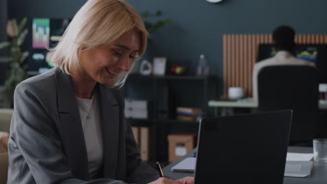 mujer de negocios trabajando en una computadora portátil en la oficina
