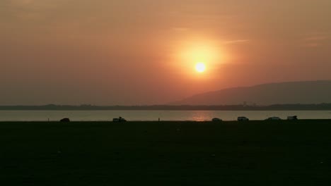 Majestätische-Berge-Und-Ruhiges-Wasser-Luftperspektive-Der-Schönheit-Der-Natur-Bei-Sonnenuntergang