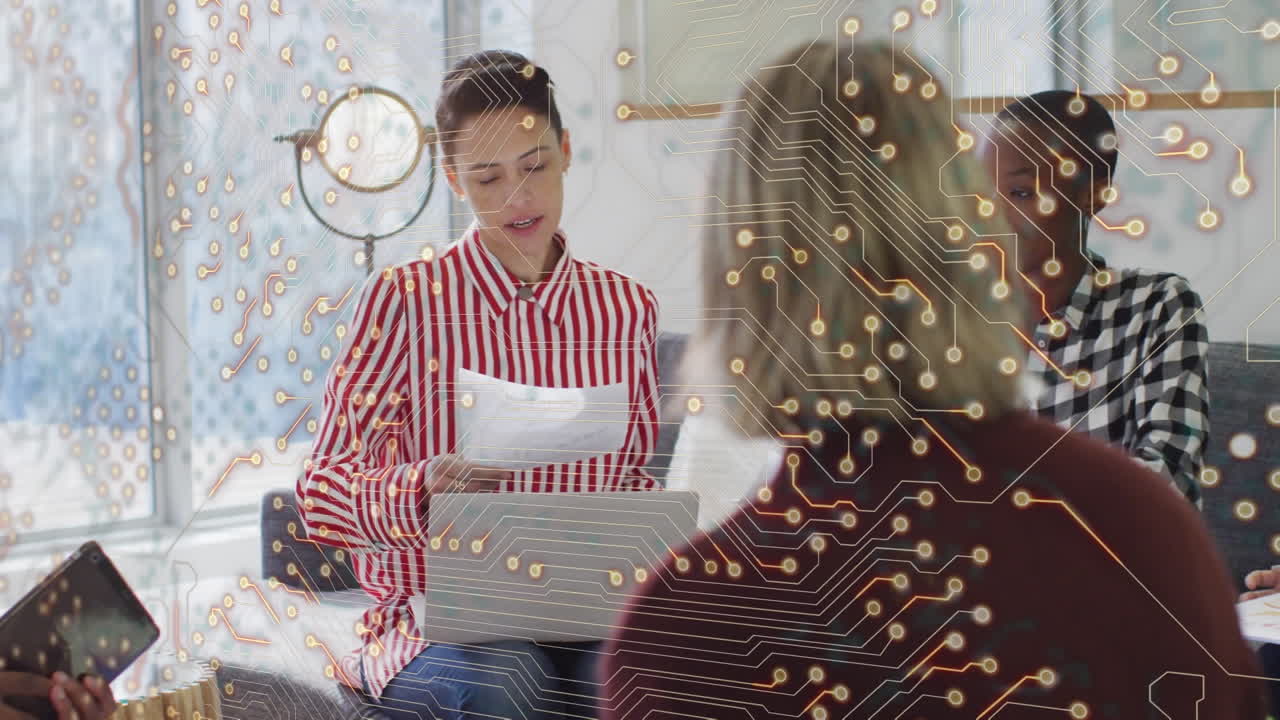 анимация интегральной схемы над различными бизнесменами, разговаривающими в офисе