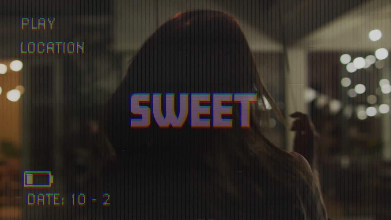 анимация сладкого текста на экране видеокамеры с цифровым интерфейсом, снимающая женщину с искрами