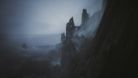 ruinas oscuras y misteriosas con vistas a una costa nebulosa al anochecer
