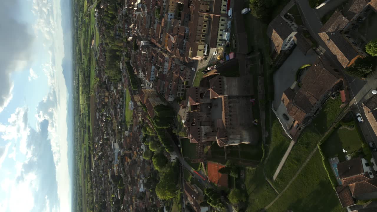 toma vertical del antiguo castillo de soncino en el norte de italia - toma de dron