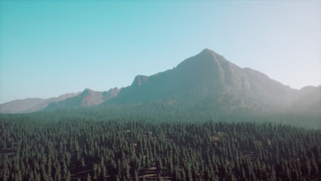 Atemberaubende-Aussicht-Auf-Die-Berge-Im-Norden-Kanadas-Im-Sommer