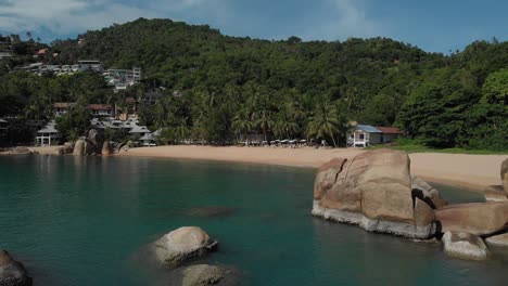 Strandresort-Mit-Türkisfarbenem-Wasser-Und-Wunderschönen-Steinpalmen-Und-Bergen-Auf-Koh-Tao-Thailand