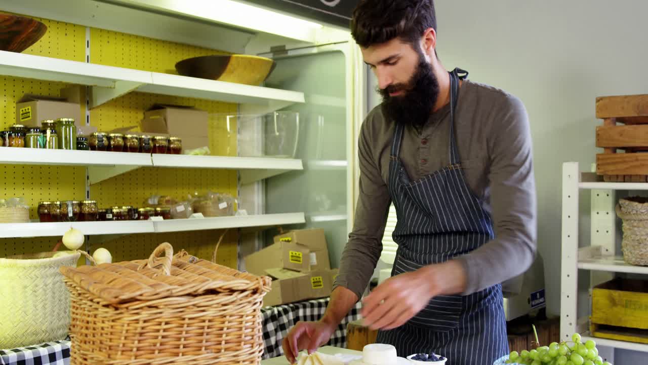 hombre de pie en el mostrador