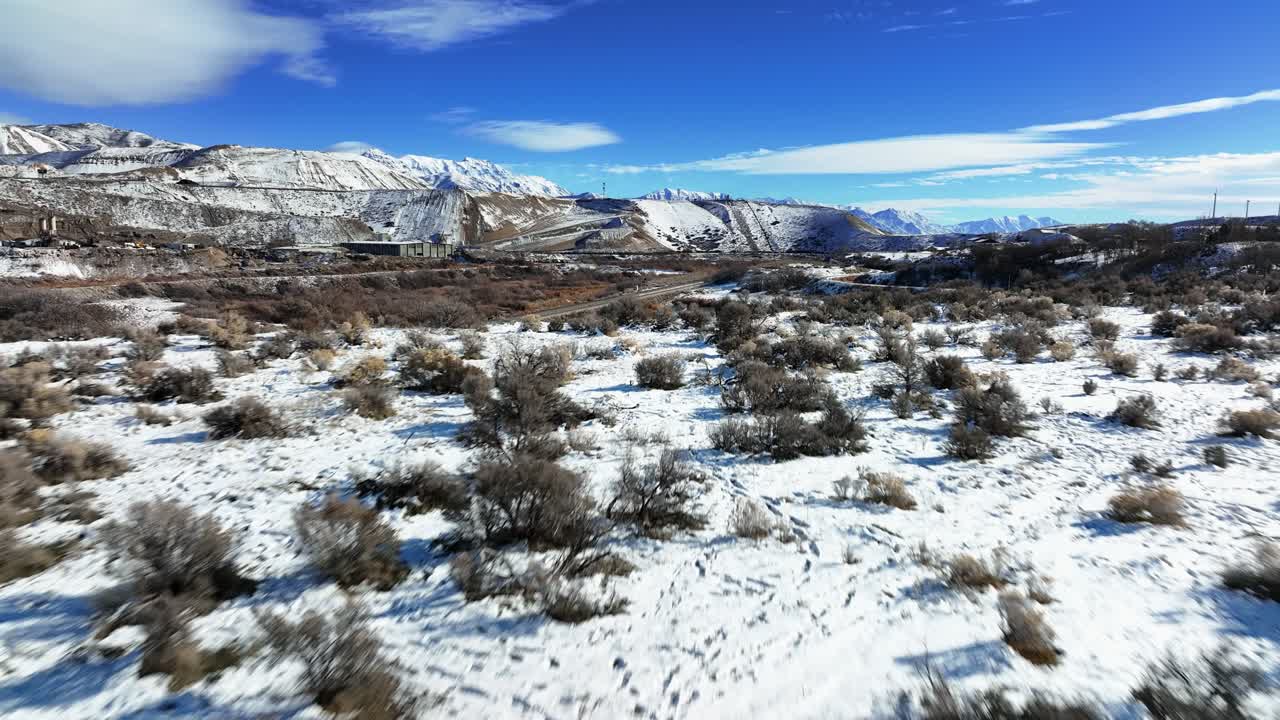 hermosa vista aérea de montañas nevadas y arbustos en bluffdale utah - revelación hacia adelante