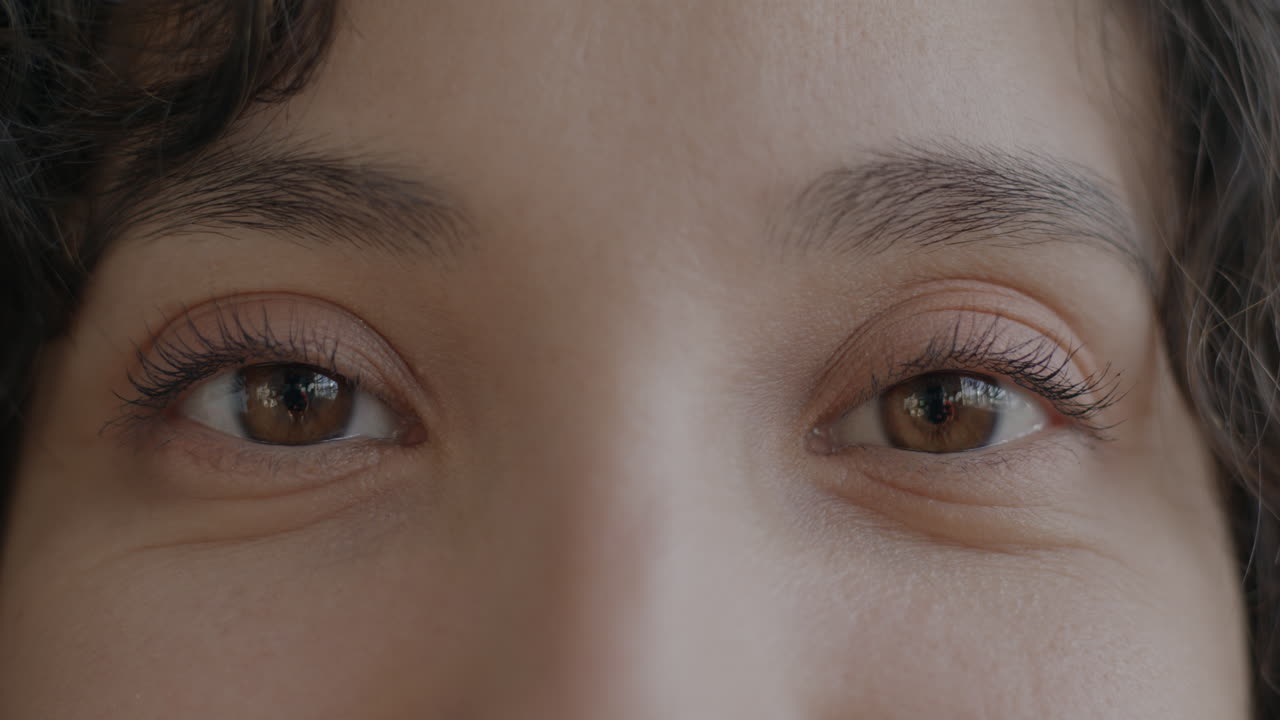 여자 눈의 가까운 곳