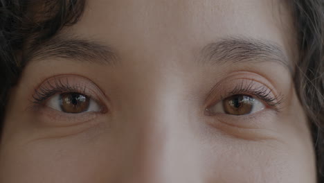 cerca de los ojos de una mujer