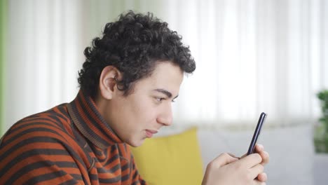 El-Niño-Adicto-Al-Teléfono-Pasa-Demasiado-Tiempo-En-Casa-Con-Su-Smartphone.