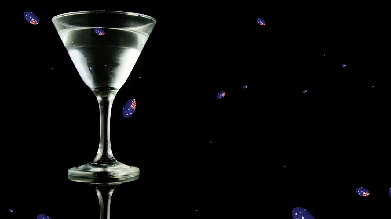 animación de bolas con bandera australiana cayendo sobre un vaso de martini sobre un fondo negro