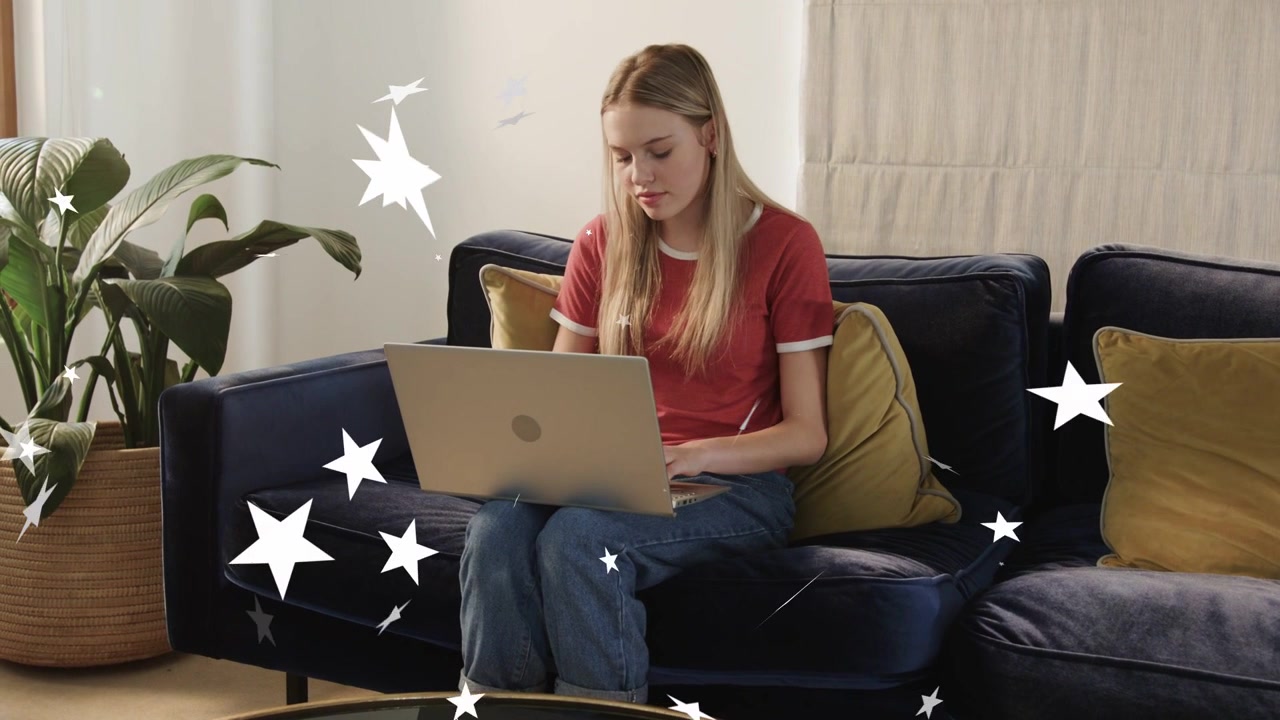 Kvinne i sofaen åpner laptopen og skriver, flytter laptopen til bordet, og stjerner vises rundt henne for studier.
