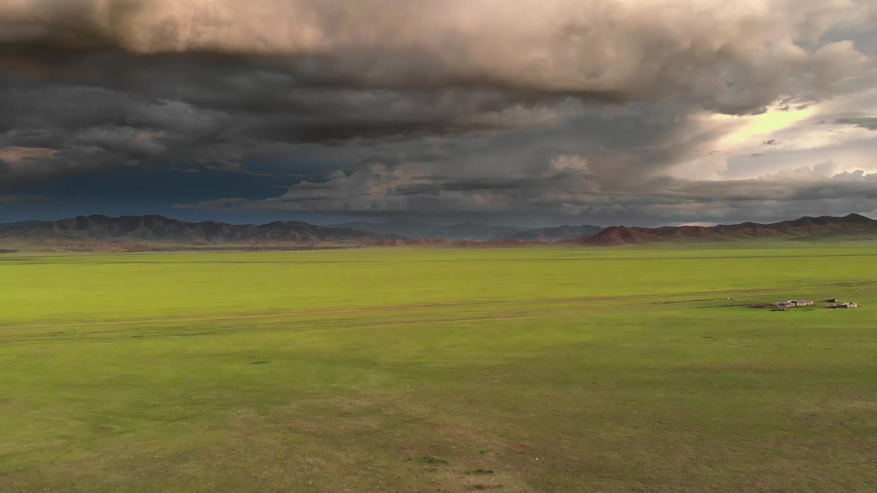 Vasto paesaggio di steppa verde sotto nuvole tempestose e drammatiche