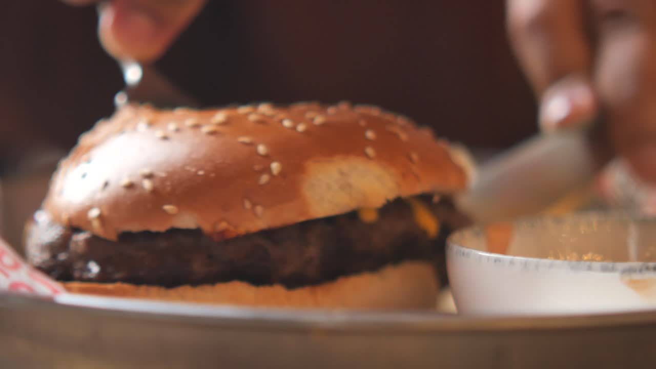 comiendo una hamburguesa con queso