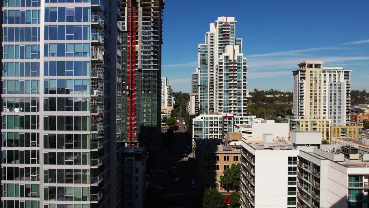 Drone che vola tra gli edifici del centro, skyline urbano e paesaggio cittadino di San Diego.