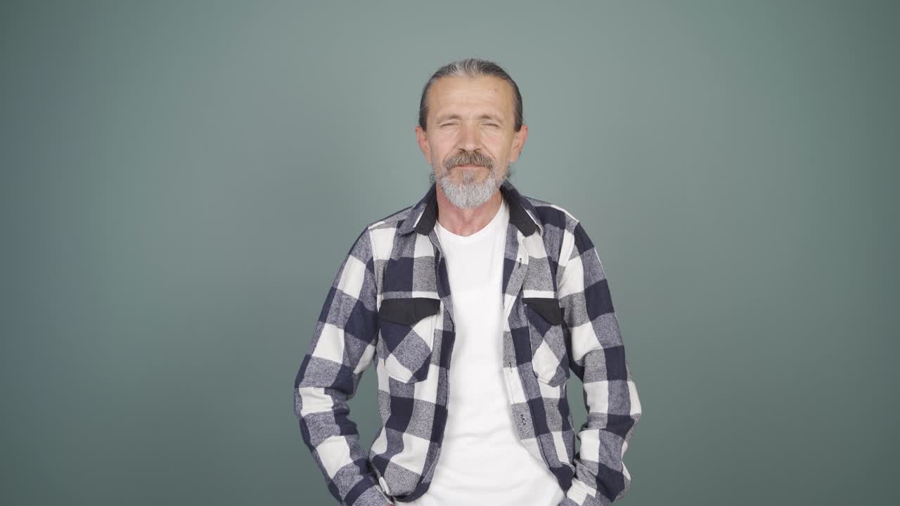 카메라를 향해 눈을  ⁇ 박이는 남자