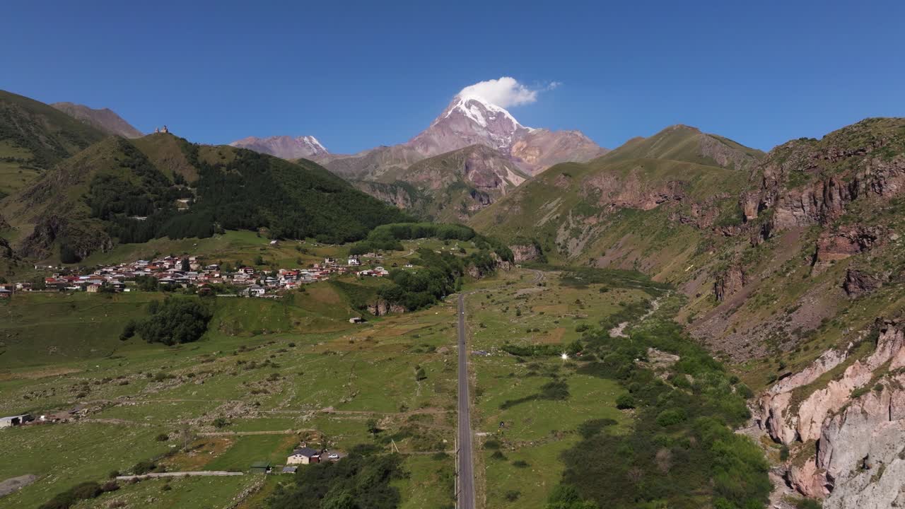 aerial estableciendo tiro por encima de la carretera hacia el monte kazbek, georgia