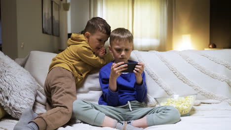 niño usando un teléfono inteligente