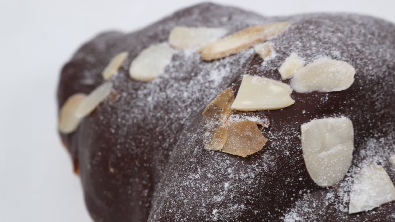 복사 공간과 함께 접시에 신선한 구운 크로아산 고품질 사진