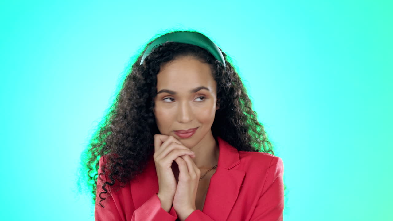 tímido, hermoso y rostro de una mujer en un azul