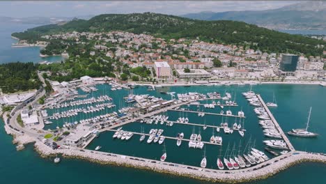 Asombrosa-Vista-Aérea-De-Dos-Grandes-Puertos-Con-Barcos-Estacionados-Durante-El-Día-En-La-Ciudad-De-Split-En-Croacia