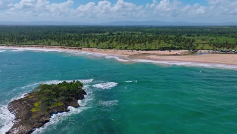 playa escénica con un islote en medio del océano, playa arroyo salado, república dominicana - toma aérea de drones