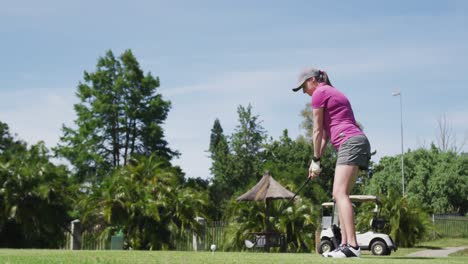 Kaukasische-Frau,-Die-Golf-Spielt-Und-Einen-Schlag-Aus-Dem-Bunker-Macht