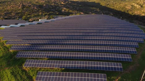 Drone-Aéreo-De-Una-Gran-Central-Eléctrica-De-Paneles-Solares-Fotovoltaicos-Bajo-El-Sol