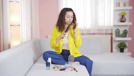 mujer joven peinándose el cabello. cuidado del cabello.