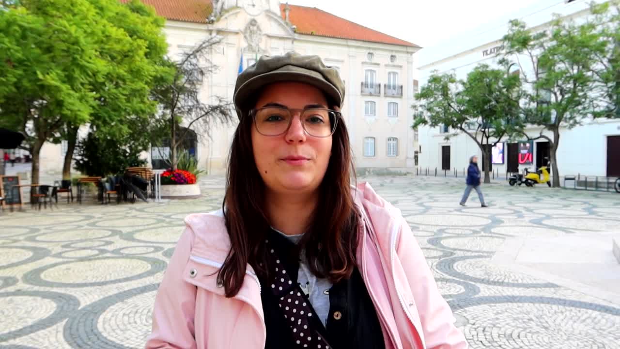 Mujer europea explica la historia de Aveiro desde el Ayuntamiento, de día.