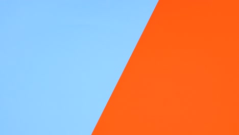 el marco para el texto y la espeluznante casa de halloween aparecen en el tema azul naranja. detener la movimiento